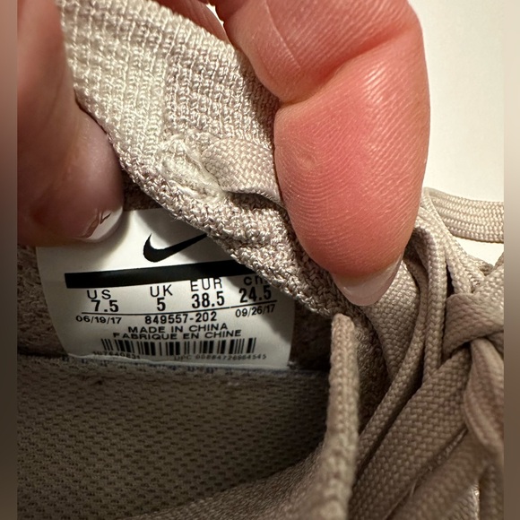 Like new NIKE vapormax women’s runners US 7.5 - Picture 2 of 7